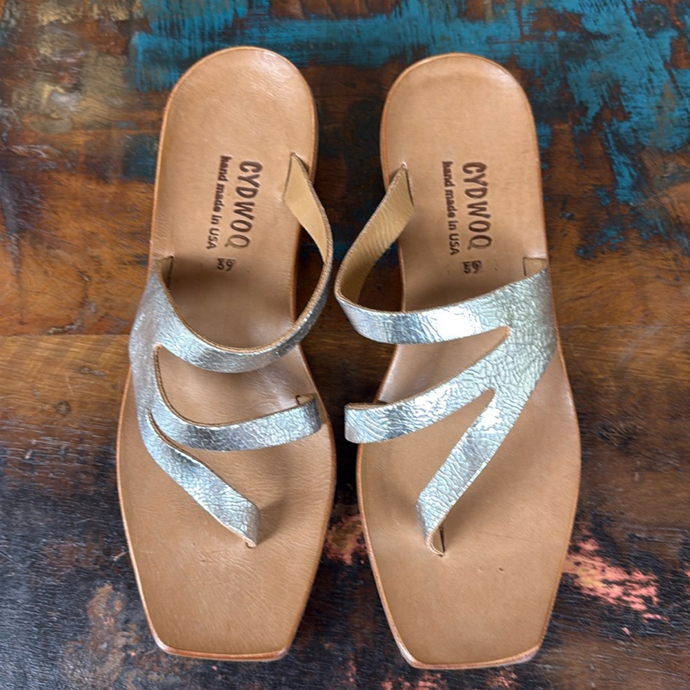 Cydwoq Cupertino in crackled silver leather. Size EU 39. New with tags